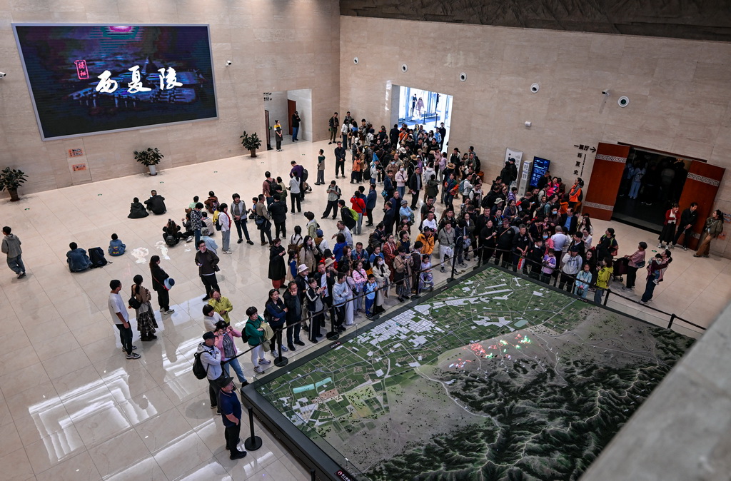 10月2日,游客在宁夏银川市的西夏陵博物馆参观。新华社记者 冯开华 摄